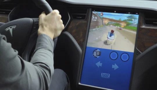 Tesla розробляє власний автомобільний голосовий асистент
