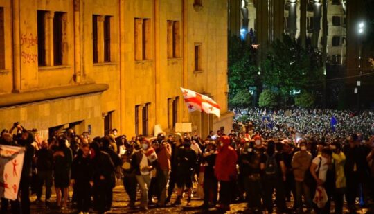 “Ні Росії!”: у центрі Тбілісі протестувальники проти скандального законопроєкту перекрили проспект
