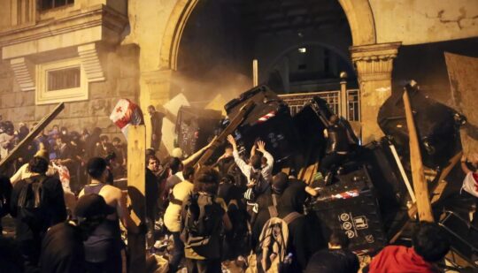 У Грузії справжнє пекло: що відомо про ситуацію в країні та масові протести
