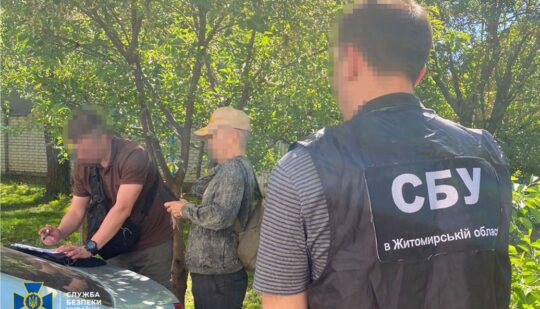 Заперечували воєнні злочини РФ: у Житомирі СБУ виявила трьох вчителів ліцею, які поширювали прокремлівські наративи