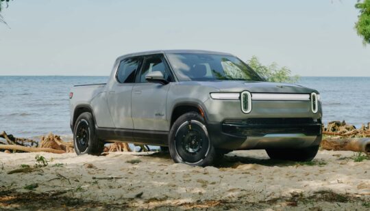 Потужністю понад 1000 сил та за старою ціною: нові електромобілі Rivian R1T і R1S представили офіційно
