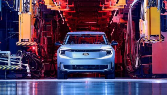 У мережі показали, як збирають електромобіль Ford Explorer на інноваційному заводі