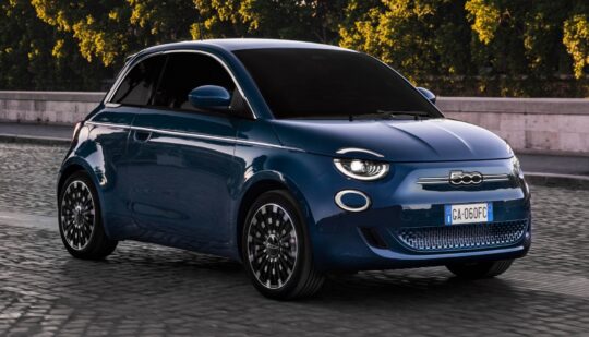 Доволі неочікувано: у Fiat пояснили, чому побудують гібридний Fiat 500 на базі електромобіля