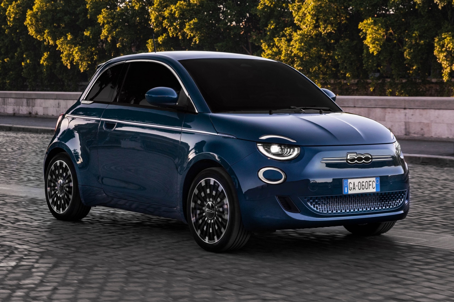 Ви зараз переглядаєте Доволі неочікувано: у Fiat пояснили, чому побудують гібридний Fiat 500 на базі електромобіля