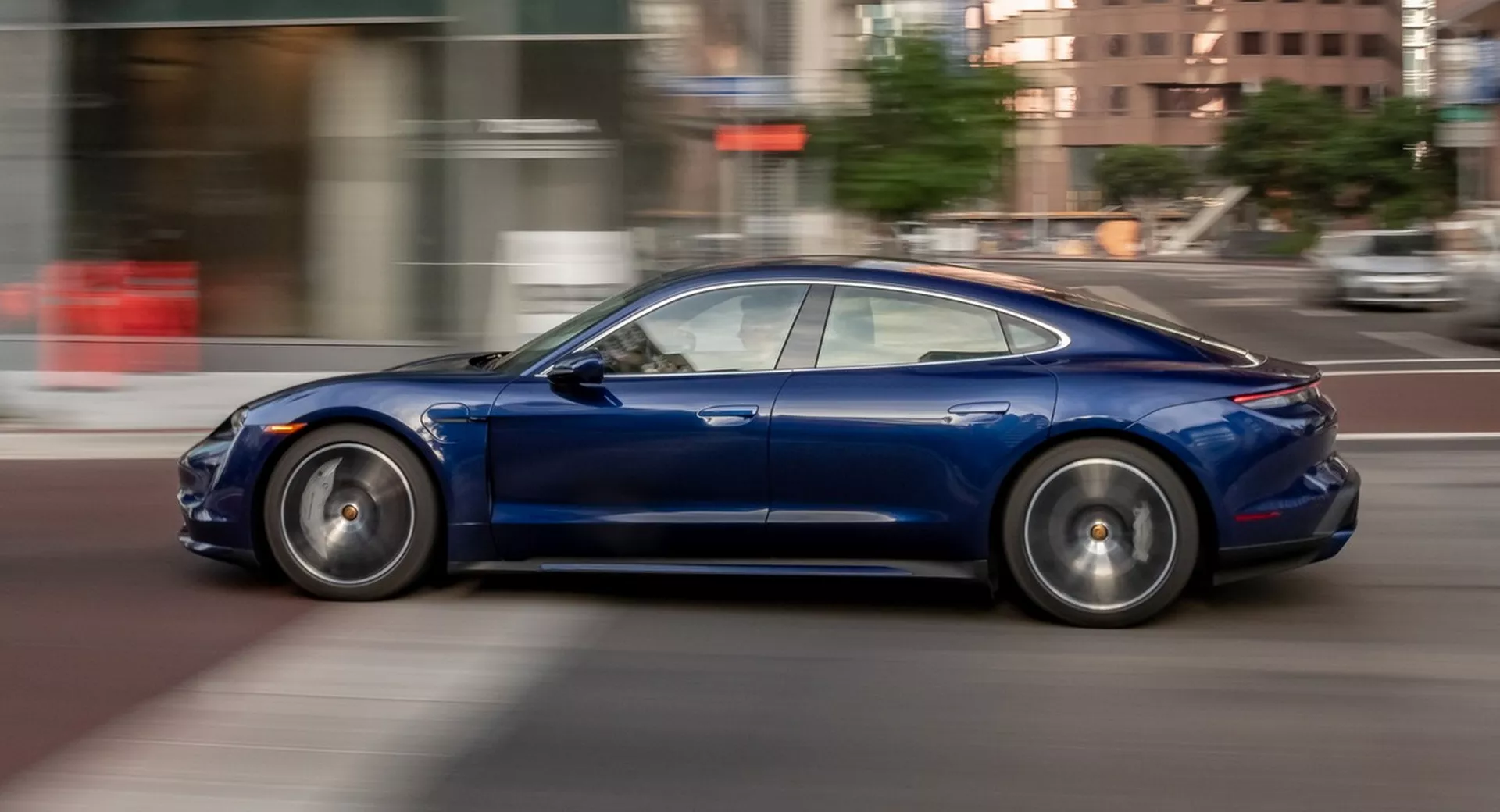 Ви зараз переглядаєте Вся надія на електричний кросовер: Porsche скорочує виробництво Taycan через падіння попиту