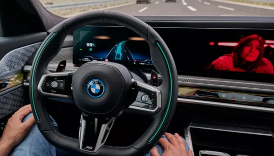 Офіційно можна не дивитись на дорогу: BMW інтегрує Netflix у машини з автопілотом