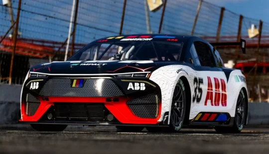 Потужністю 1300 сил: NASCAR представив спортивний електромобіль для кільцевих змагань майбутнього