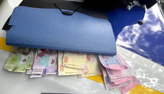 Поліцейські викрили рівнянку на крадіжці грошей із магазину