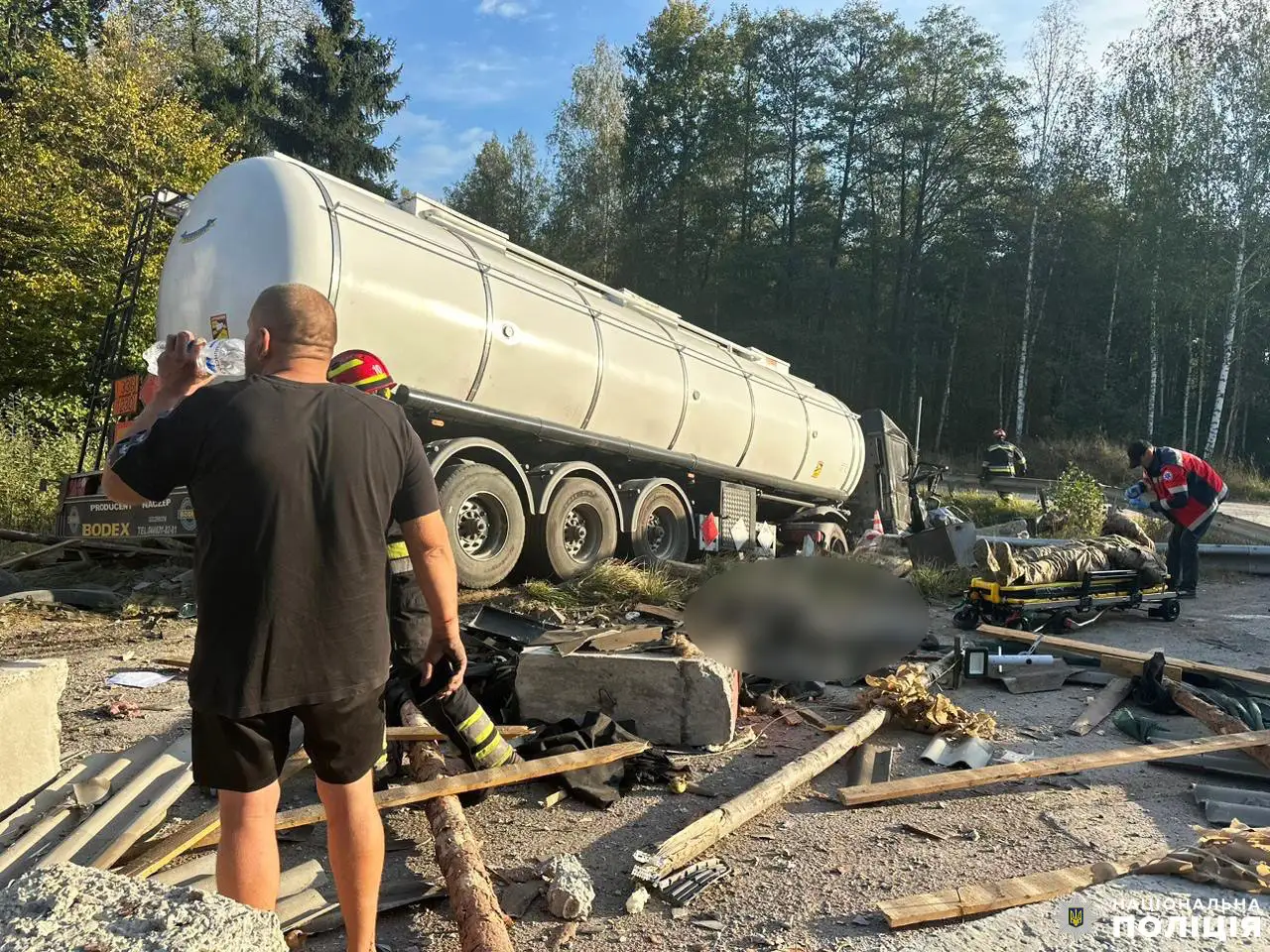 Ви зараз переглядаєте На Рівненщині автоцистерна врізалась у блокпост: загинув поліцейський, ще двоє осіб травмовані