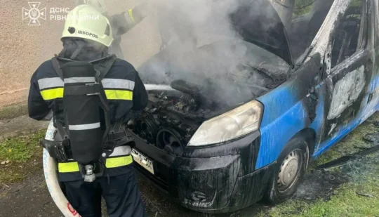 Рятувальники оперативно ліквідували пожежу в мікроавтобусі у селі Бабин