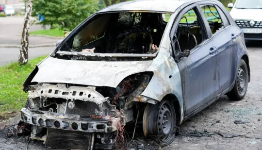 Пожежа на вулиці Карнаухова: затримано підозрюваних у підпалі авто