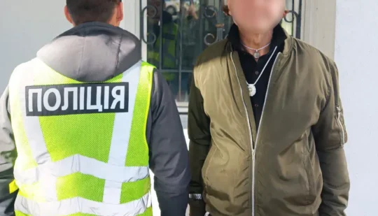 Затримано чоловіка, який пошкодив меморіальну дошку Бандері
