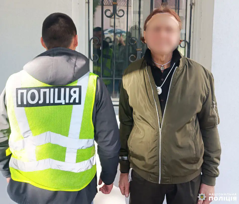 Ви зараз переглядаєте Затримано чоловіка, який пошкодив меморіальну дошку Бандері
