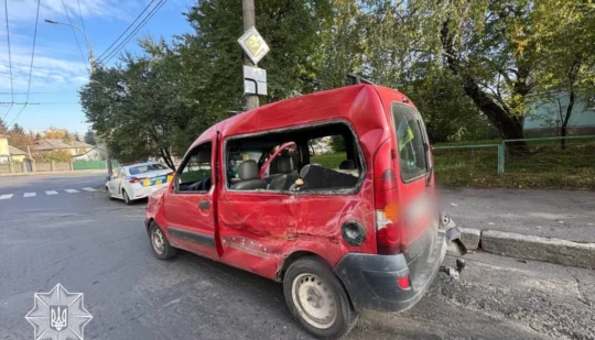 У центрі міста водій Renault скоїв ДТП і намагався втекти з місця події