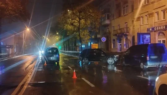 ДТП на Соборній: зіткнення трьох автомобілів, порушення правил і юний водій без прав