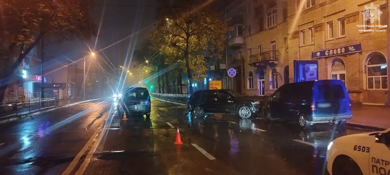 Ви зараз переглядаєте ДТП на Соборній: зіткнення трьох автомобілів, порушення правил і юний водій без прав