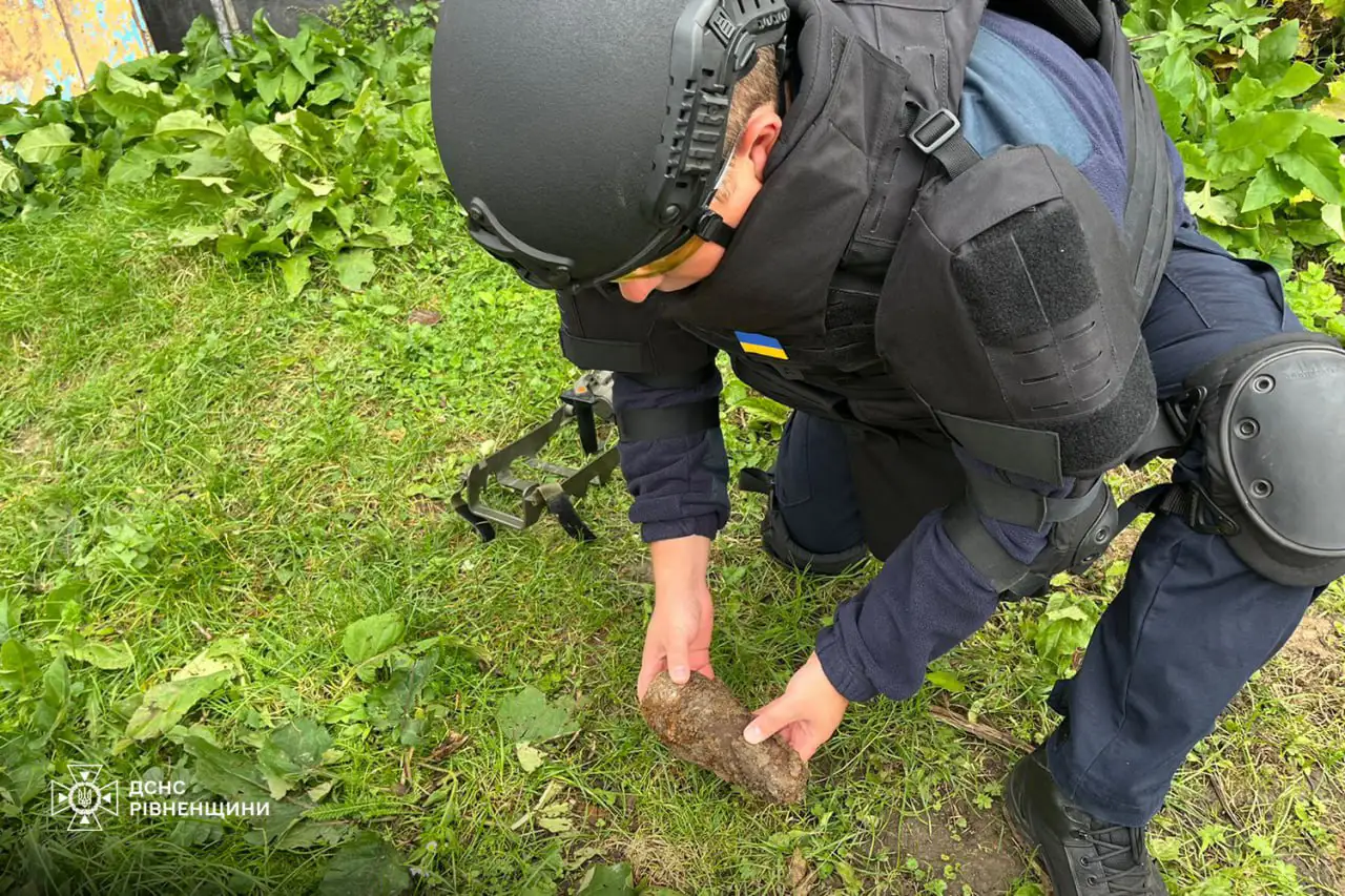 Ви зараз переглядаєте У Рівненському районі піротехніки знешкодили боєприпас часів Другої світової війни
