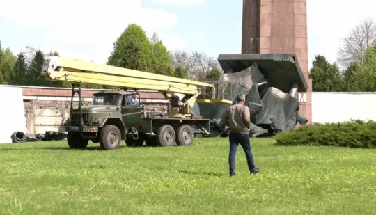 Зі спадщини радянських монументів – до підтримки ЗСУ: Скульптури Пагорбу Слави продали на металобрухт