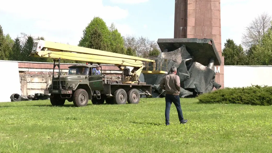 Ви зараз переглядаєте Зі спадщини радянських монументів – до підтримки ЗСУ: Скульптури Пагорбу Слави продали на металобрухт