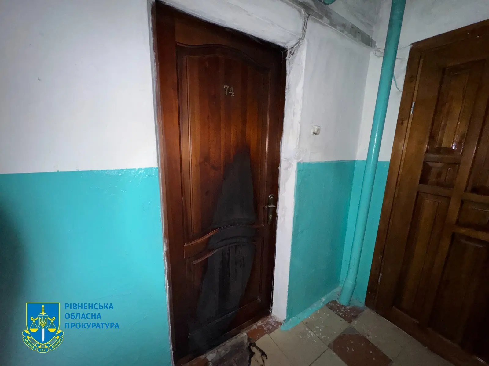 Ви зараз переглядаєте Неповнолітнього жителя Рівного підозрюють у замаху на підпал дверей квартири
