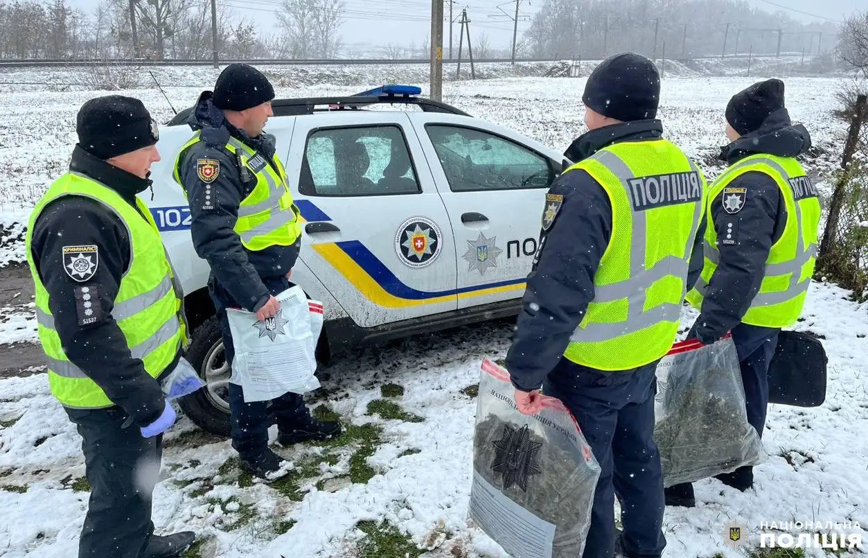 Ви зараз переглядаєте Поліція виявила у двох жителів Дубенщини арсенал та наркотики: загрожує до 7 років ув’язнення